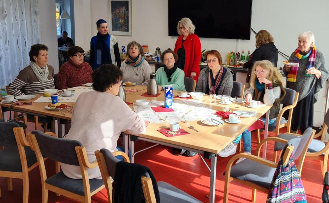 Frauen beim Internationalen Frauenfrühstück